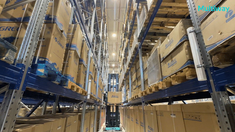 멀티웨이 삼방향 무인 지게차 사례 이미지
